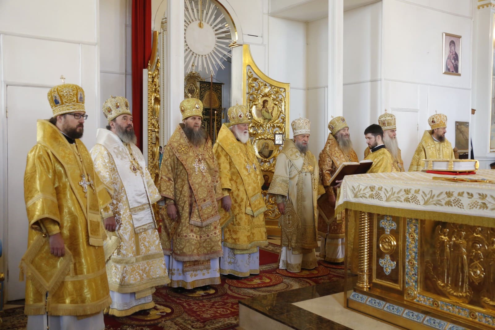 В кафедральном соборе в честь святого праведного воина Феодора Ушакова сонм архиереев совершил Божественную Литургию